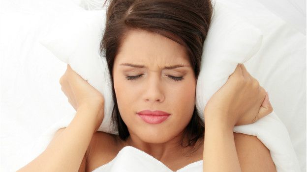 Por qué dormimos mal en cama ajena 