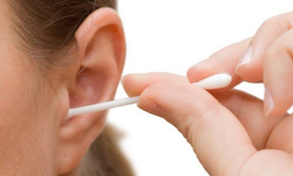 El peligro de limpiarse el oído con hisopos 