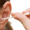 El peligro de limpiarse el oído con hisopos 